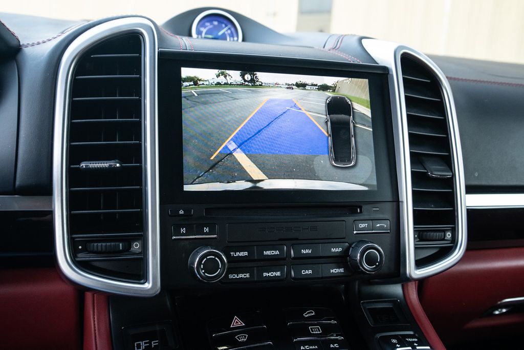 2017 Porsche Cayenne E-Hybrid S Image 19 of 41