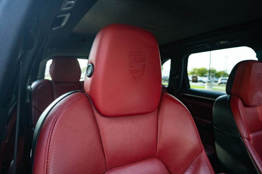 2017 Porsche Cayenne E-Hybrid S Image 14 of 41