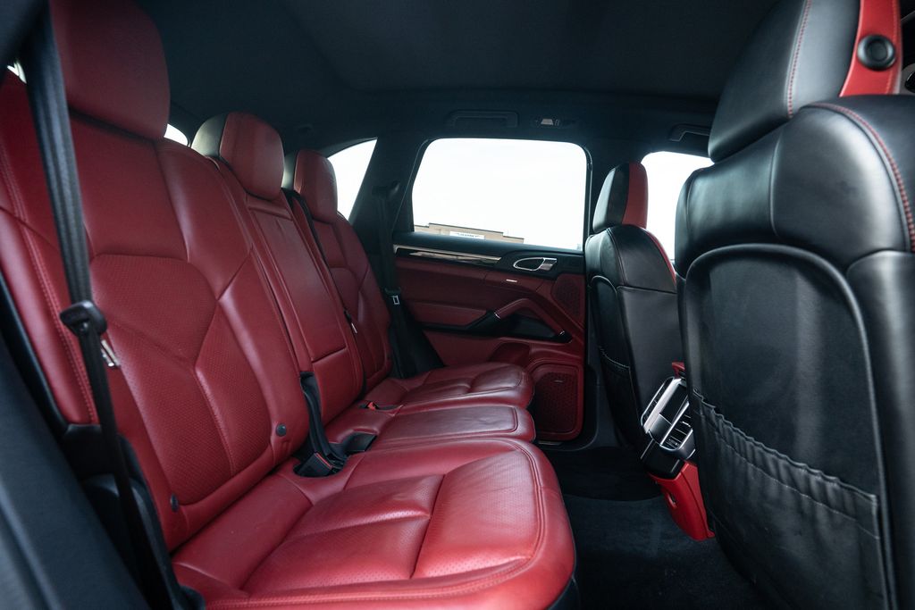 2017 Porsche Cayenne E-Hybrid S Image 11 of 41