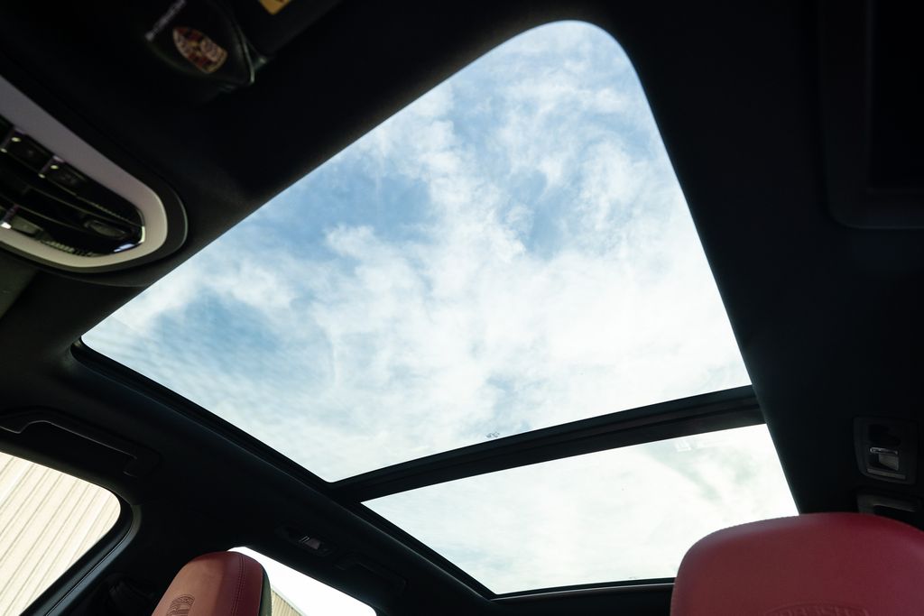 2017 Porsche Cayenne E-Hybrid S Image 32 of 41