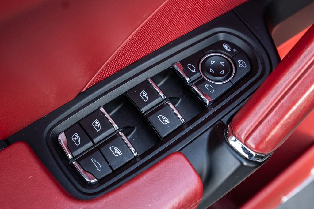 2017 Porsche Cayenne E-Hybrid S Image 30 of 41