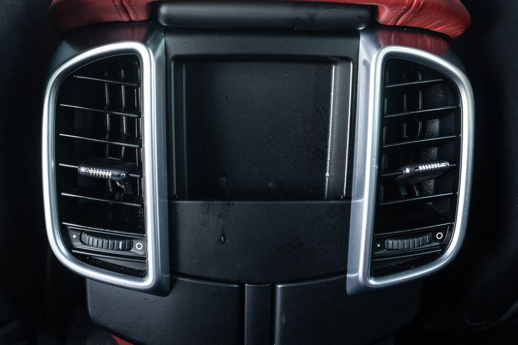 2017 Porsche Cayenne E-Hybrid S Image 26 of 41