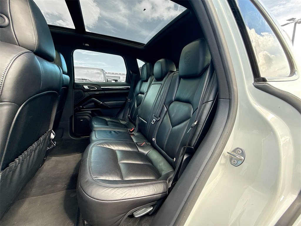 2017 Porsche Cayenne E-Hybrid S Image 10 of 34