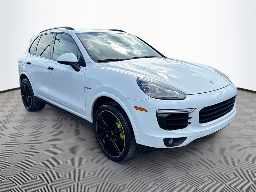 2017 Porsche Cayenne E-Hybrid S Image 2 of 34
