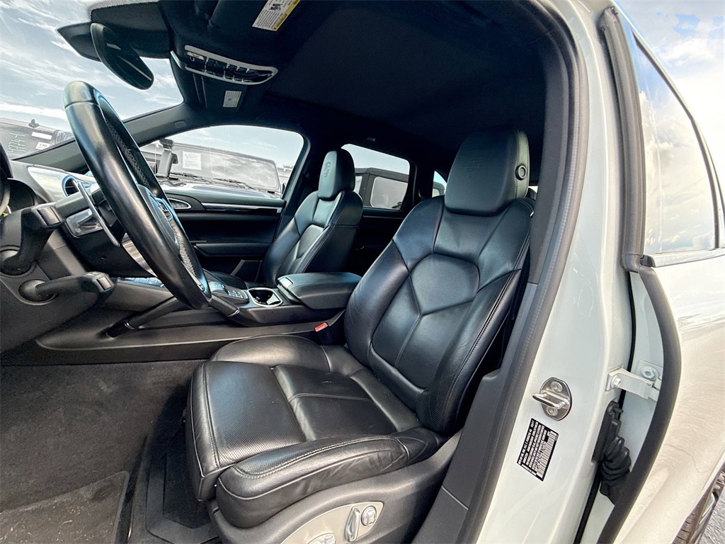 2017 Porsche Cayenne E-Hybrid S Image 11 of 34