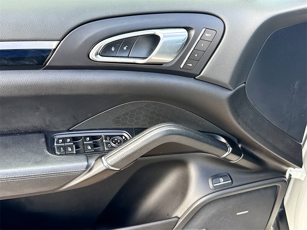 2017 Porsche Cayenne E-Hybrid S Image 23 of 34