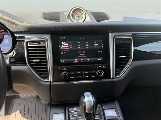 2017 Porsche Macan Base Image 17 of 22