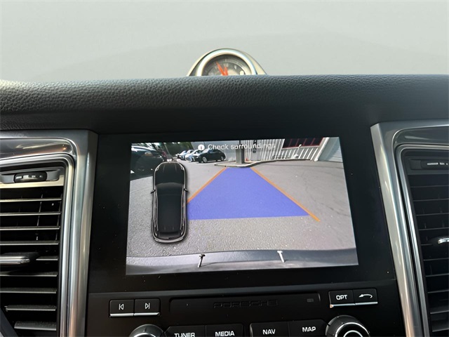 2017 Porsche Macan Base Image 16 of 22