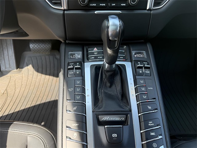 2017 Porsche Macan Base Image 18 of 22