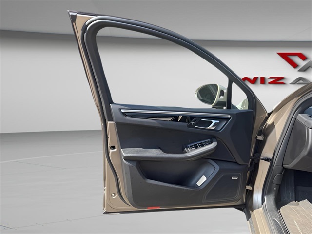 2017 Porsche Macan Base Image 19 of 22