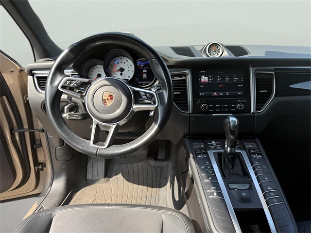 2017 Porsche Macan Base Image 14 of 22