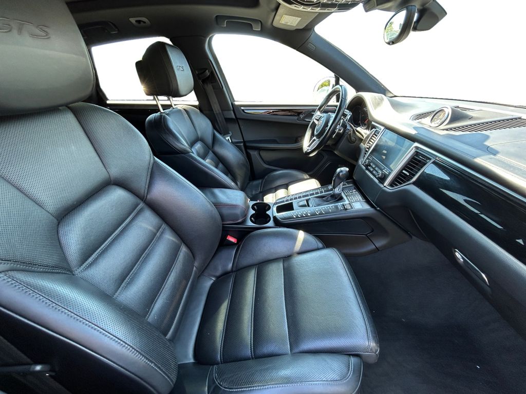 2017 Porsche Macan GTS Image 14 of 30