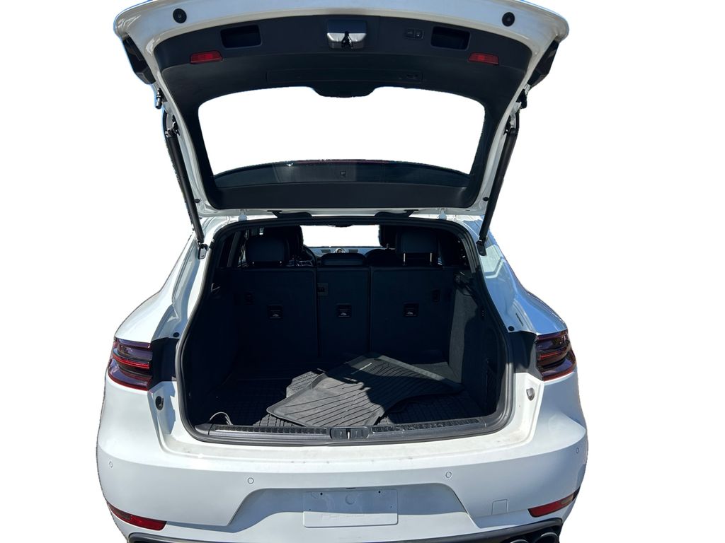 2017 Porsche Macan GTS Image 11 of 30