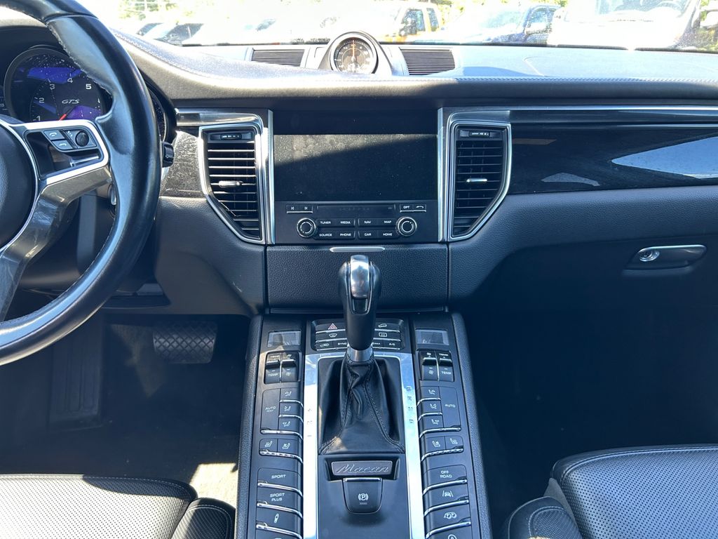 2017 Porsche Macan GTS Image 24 of 30