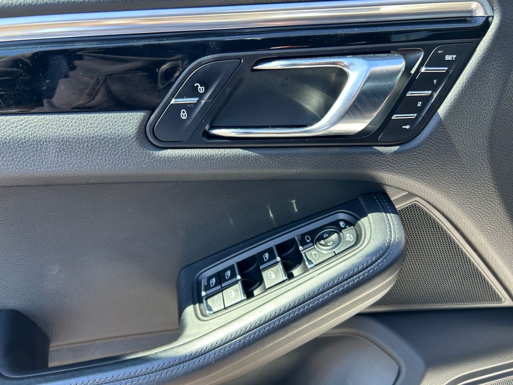 2017 Porsche Macan GTS Image 21 of 30