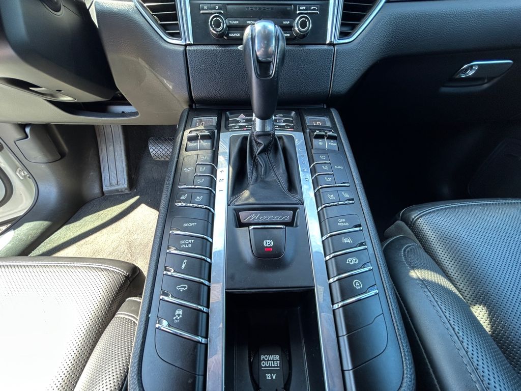 2017 Porsche Macan GTS Image 20 of 30