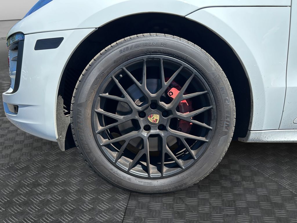 2017 Porsche Macan GTS Image 10 of 30