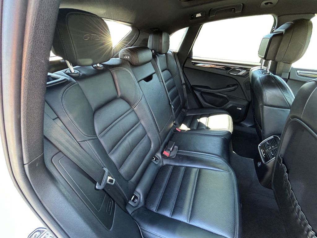2017 Porsche Macan GTS Image 12 of 30
