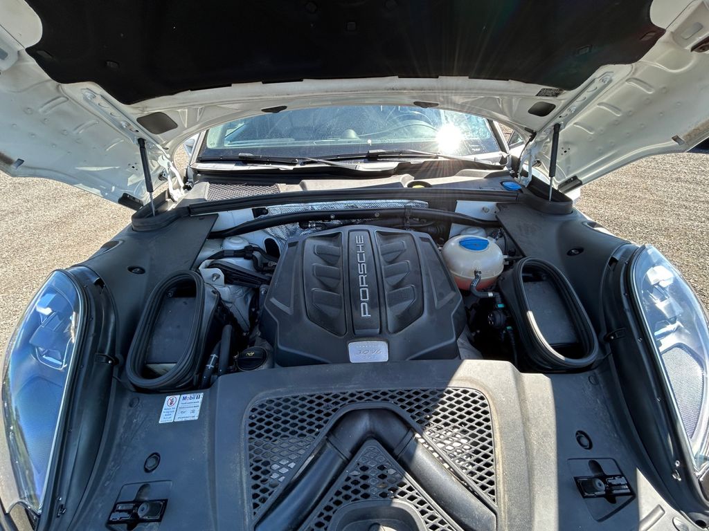 2017 Porsche Macan GTS Image 9 of 30