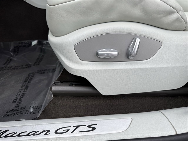 Vehicle image 18 of 25
