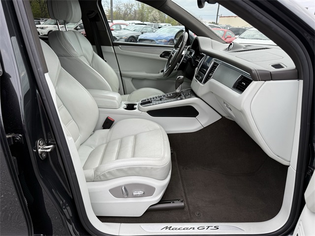 Vehicle image 10 of 25