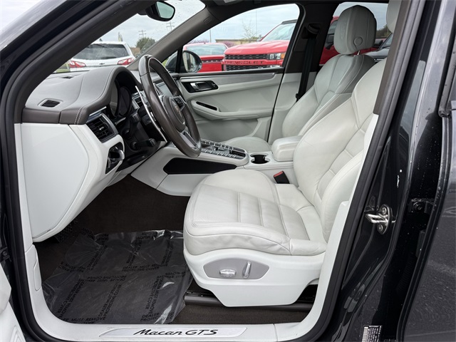 Vehicle image 14 of 25