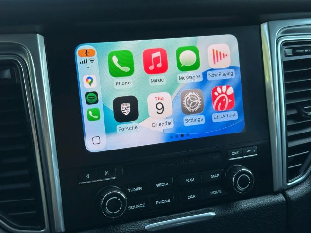 2017 Porsche Macan GTS Image 27 of 38