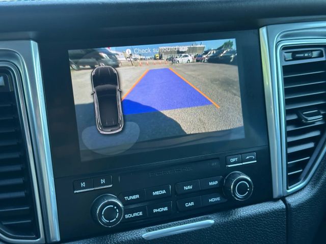 2017 Porsche Macan GTS Image 25 of 38