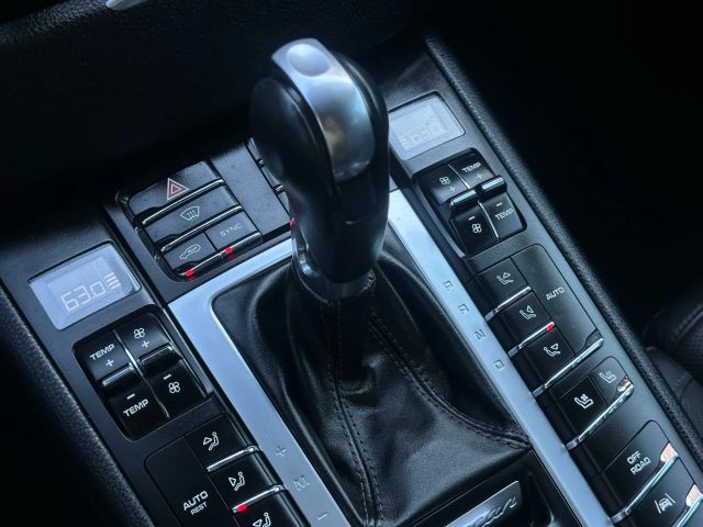 2017 Porsche Macan GTS Image 28 of 38