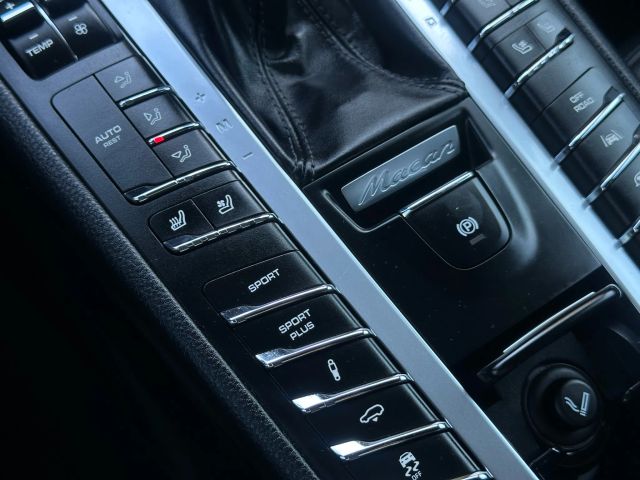 2017 Porsche Macan GTS Image 29 of 38