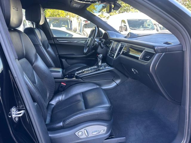 2017 Porsche Macan GTS Image 23 of 38