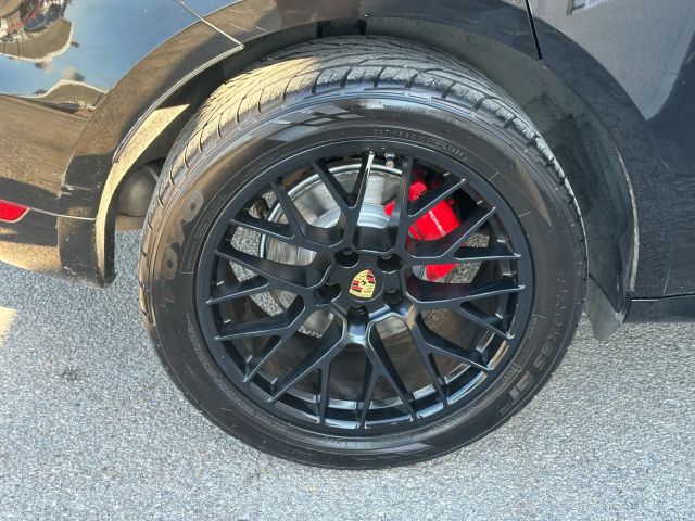 2017 Porsche Macan GTS Image 12 of 38