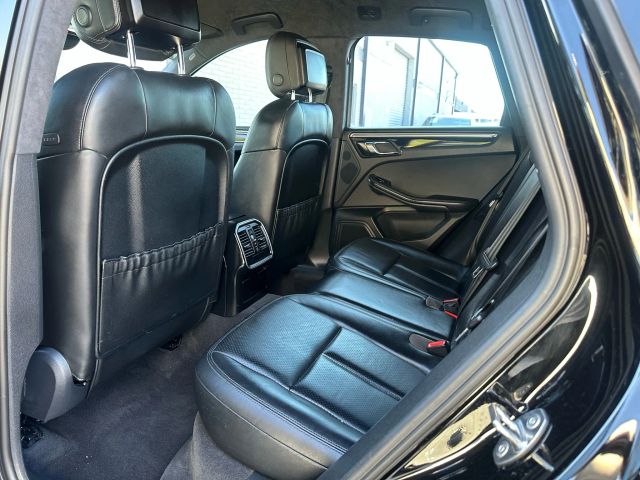 2017 Porsche Macan GTS Image 22 of 38