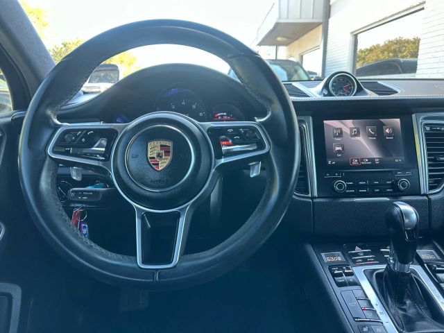 2017 Porsche Macan GTS Image 24 of 38