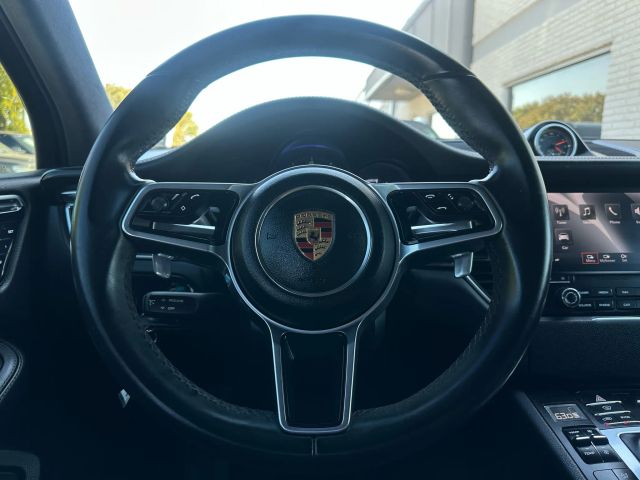 2017 Porsche Macan GTS Image 33 of 38