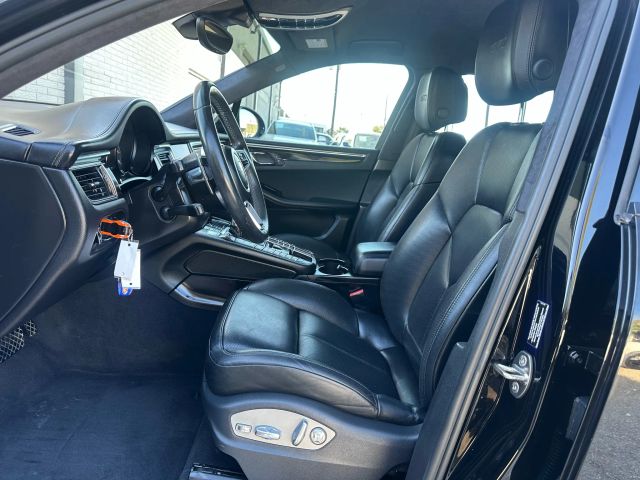 2017 Porsche Macan GTS Image 21 of 38