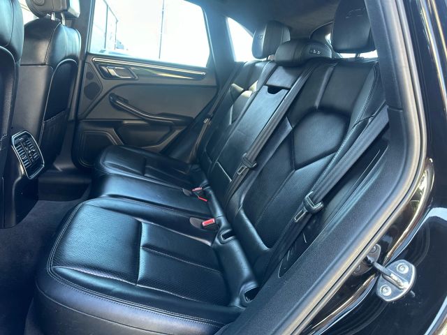 2017 Porsche Macan GTS Image 19 of 38