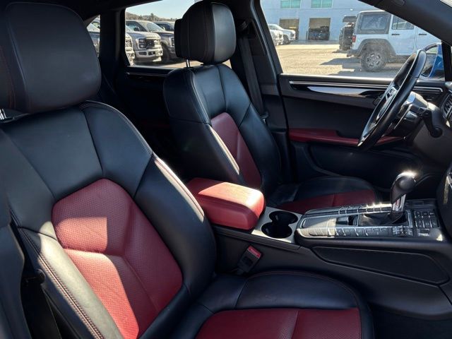 2017 Porsche Macan S Image 14 of 38