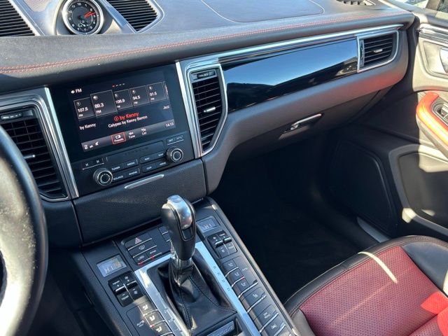 2017 Porsche Macan S Image 25 of 38