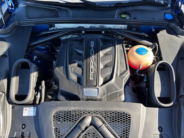 2017 Porsche Macan S Image 9 of 38