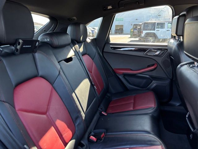 2017 Porsche Macan S Image 12 of 38