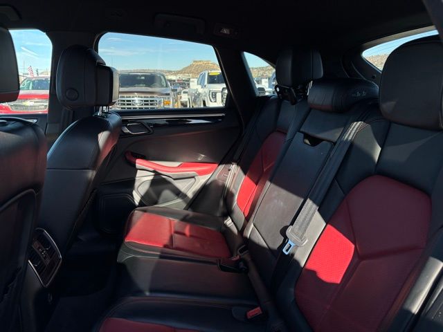 2017 Porsche Macan S Image 13 of 38