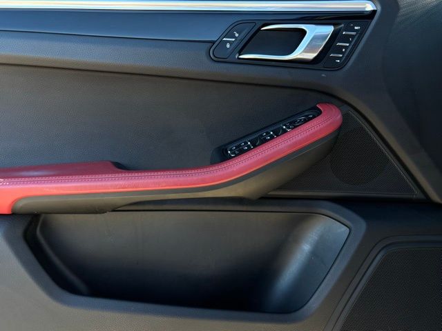 2017 Porsche Macan S Image 26 of 38