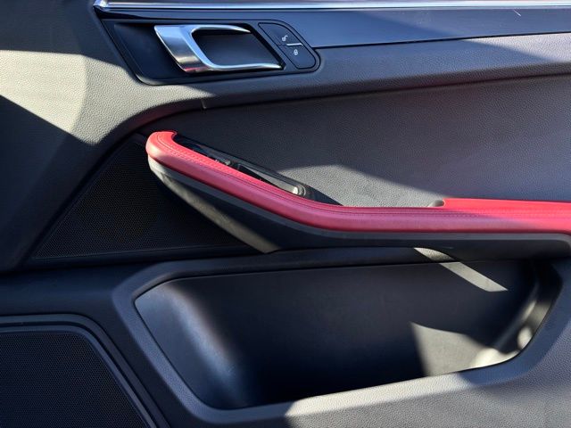 2017 Porsche Macan S Image 27 of 38