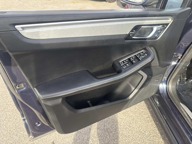 2017 Porsche Macan Turbo Image 20 of 34