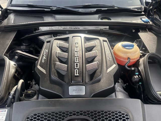 2017 Porsche Macan Turbo Image 30 of 34