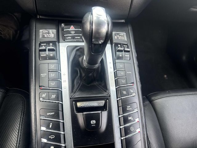 2017 Porsche Macan Turbo Image 18 of 34