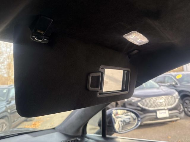 2017 Porsche Macan Turbo Image 24 of 34