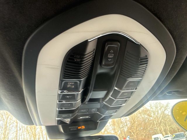 2017 Porsche Macan Turbo Image 22 of 34