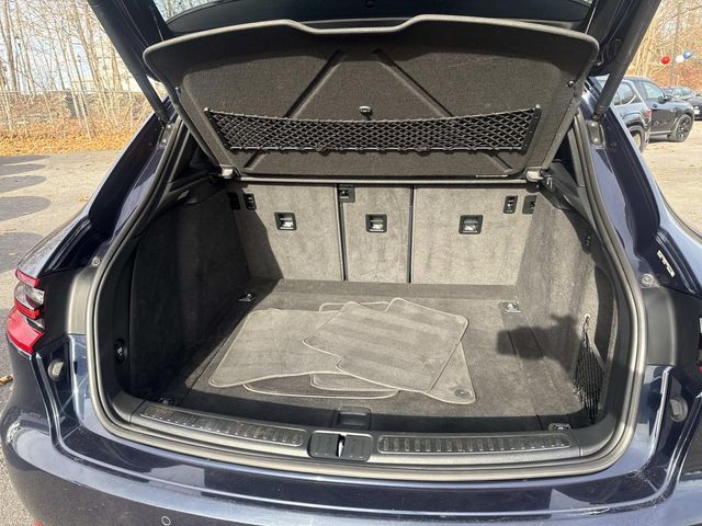 2017 Porsche Macan Turbo Image 11 of 34